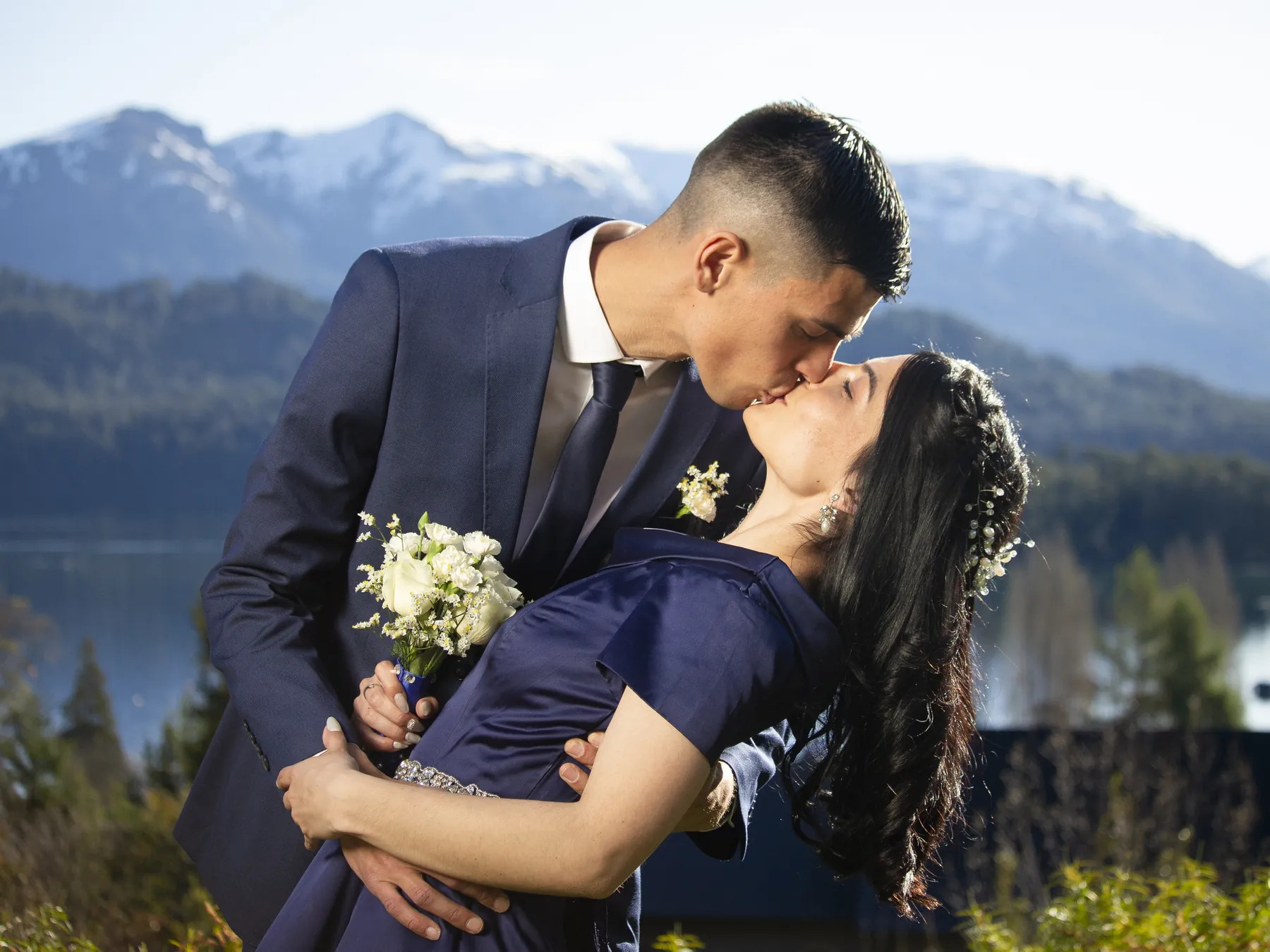Sesión de novios frente al lago – fotógrafo de casamientos en Villa La Angostura