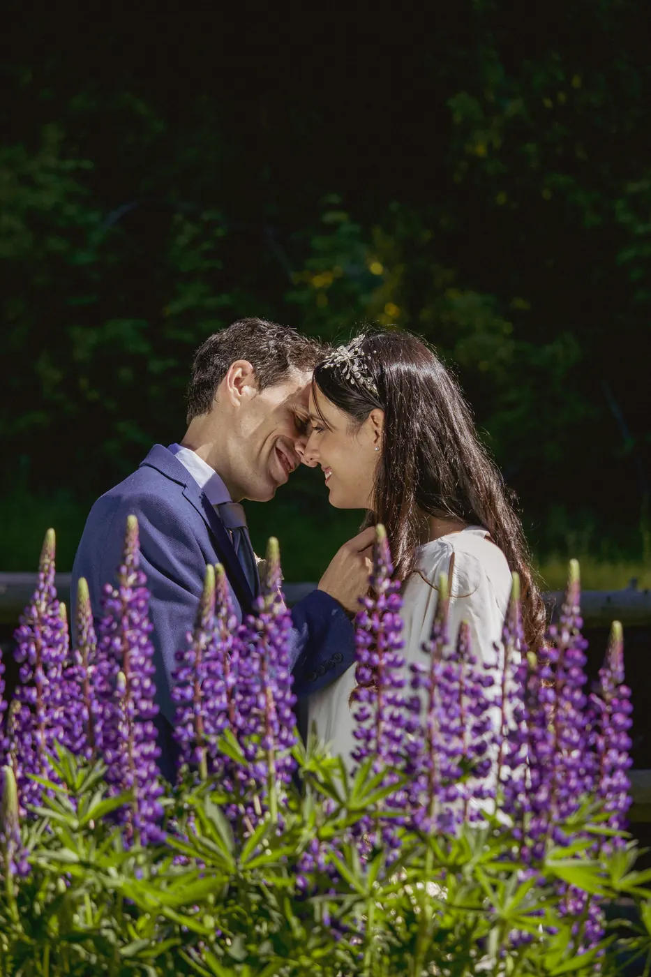 Casamiento entre lupinos – fotógrafo de casamientos en Villa La Angostura