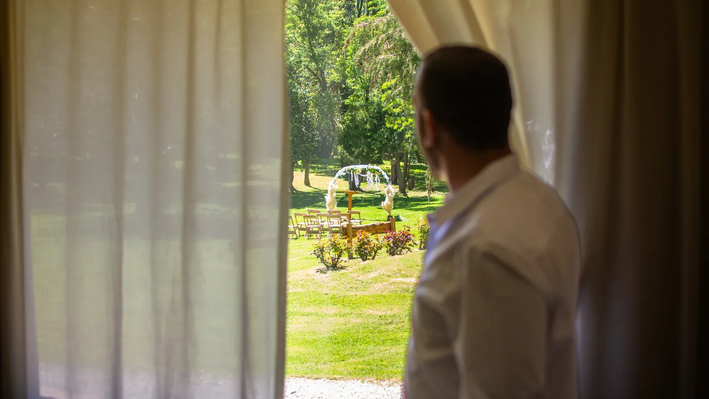 El novio, esperando – fotógrafo de casamientos en Villa La Angostura