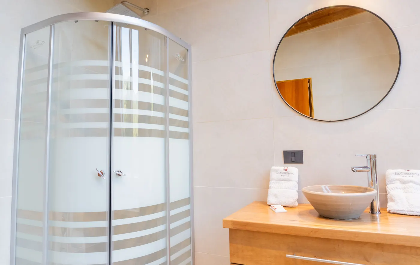 Baño de cabaña – fotografía inmobiliaria en Villa La Angostura