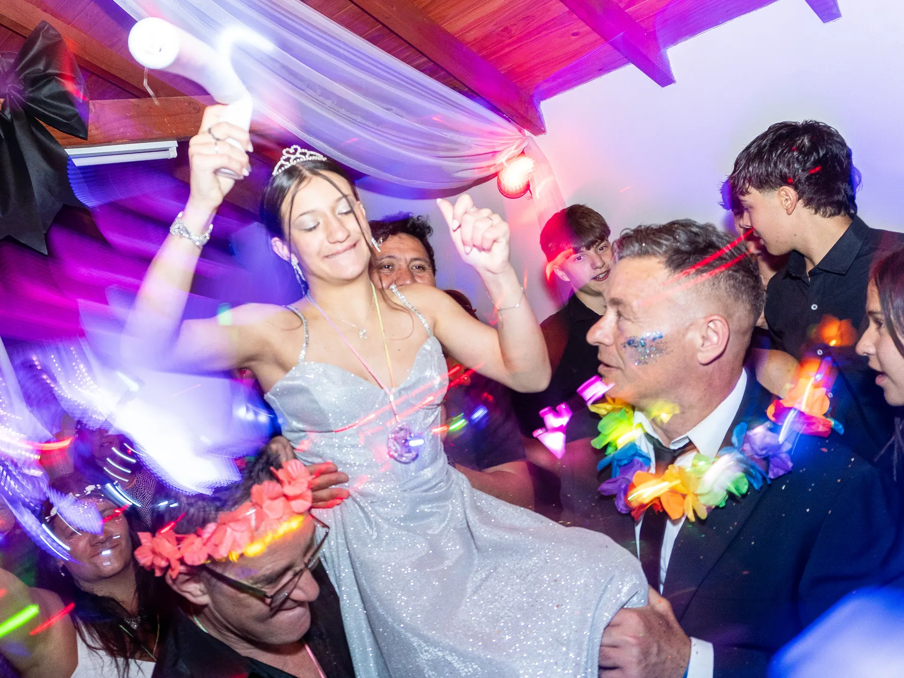 La quinceañera en andas – fotógrafo de XV años en Villa La Angostura