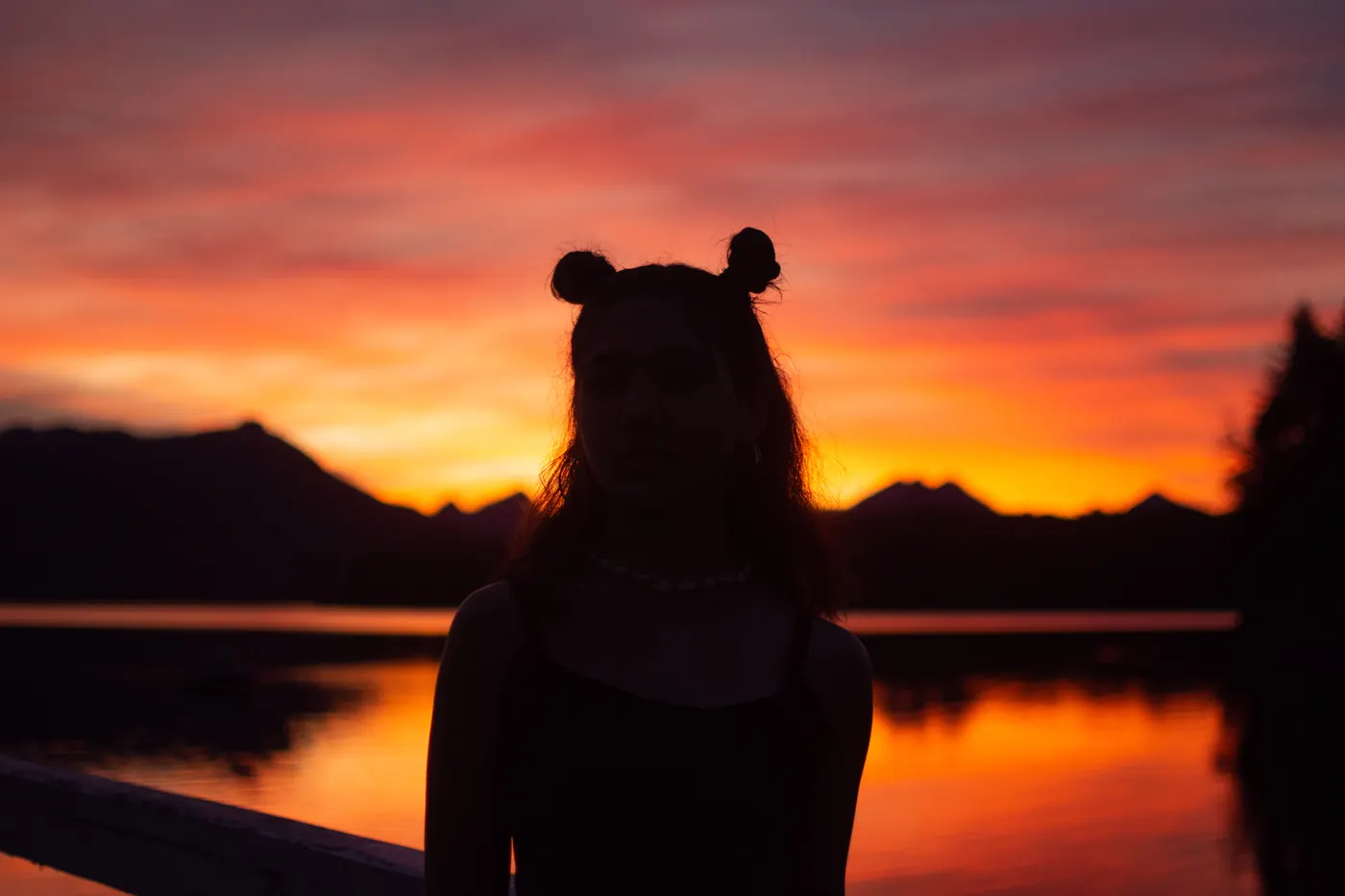 Silueta al atardecer – fotógrafo de XV años en Villa La Angostura