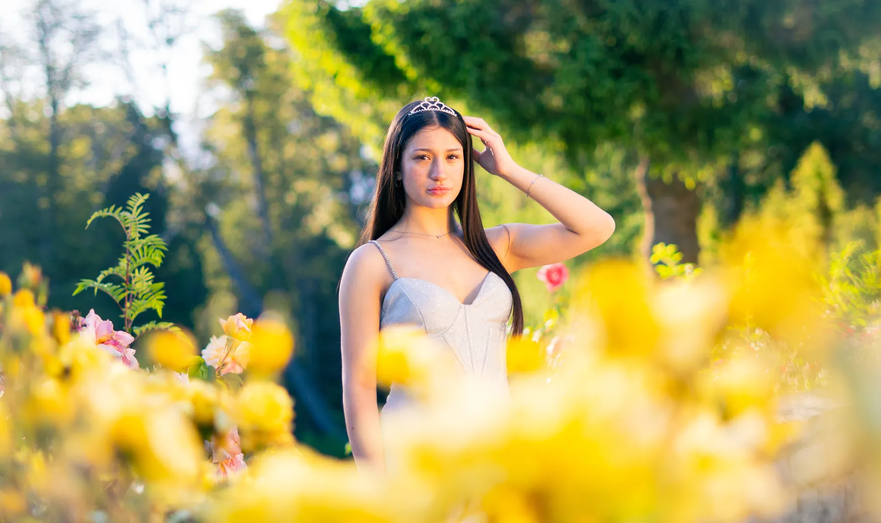 Entre flores amarillas – fotógrafo de XV años en Villa La Angostura
