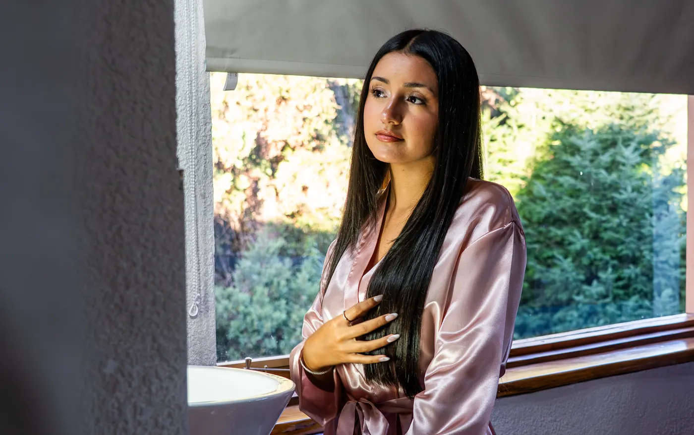 La previa, junto a la ventana – fotógrafo de XV años en Villa La Angostura