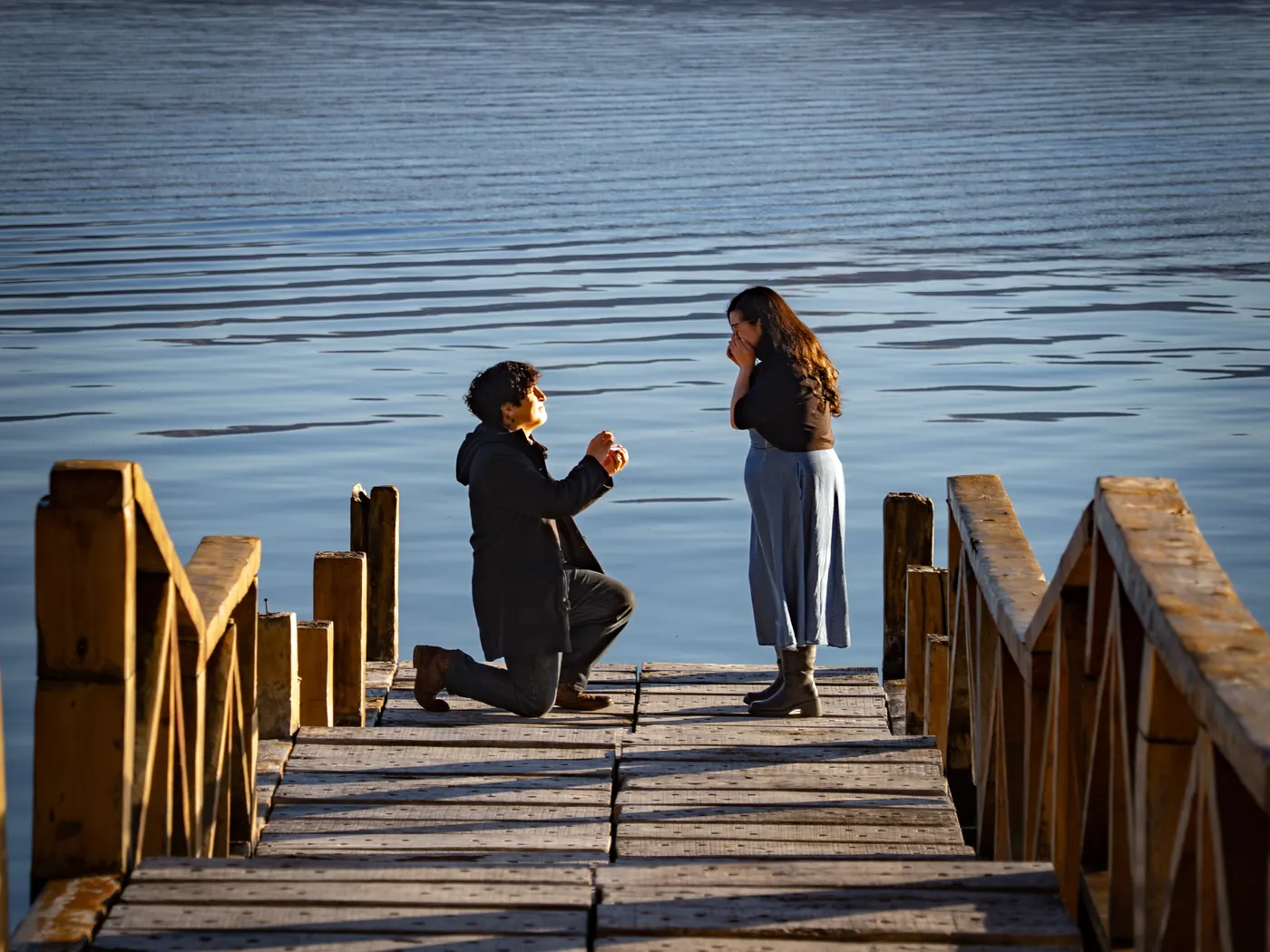 Pedida de mano en el muelle – fotógrafo de casamientos en Villa La Angostura