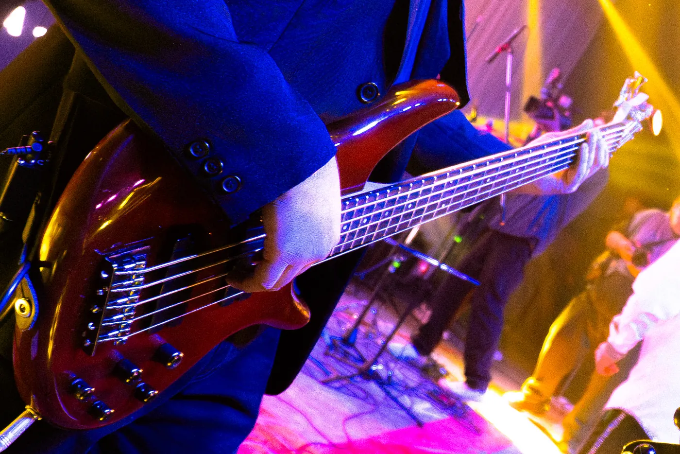 Bajo en primer plano – fotografía de eventos en Villa La Angostura