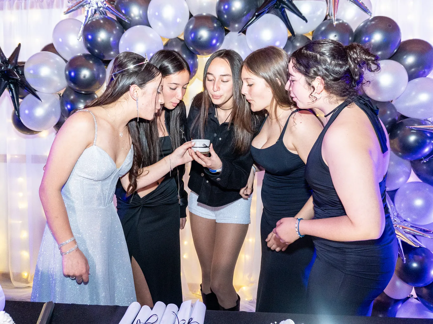Las amigas, mirando las fotos – fotógrafo de XV años en Villa La Angostura