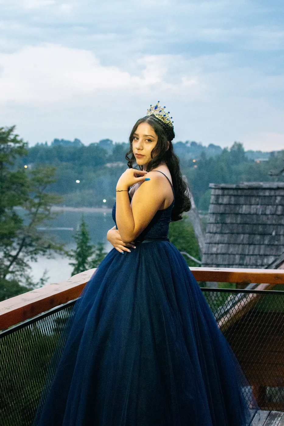 Vestido azul sobre el lago – fotógrafo de XV años en Villa La Angostura