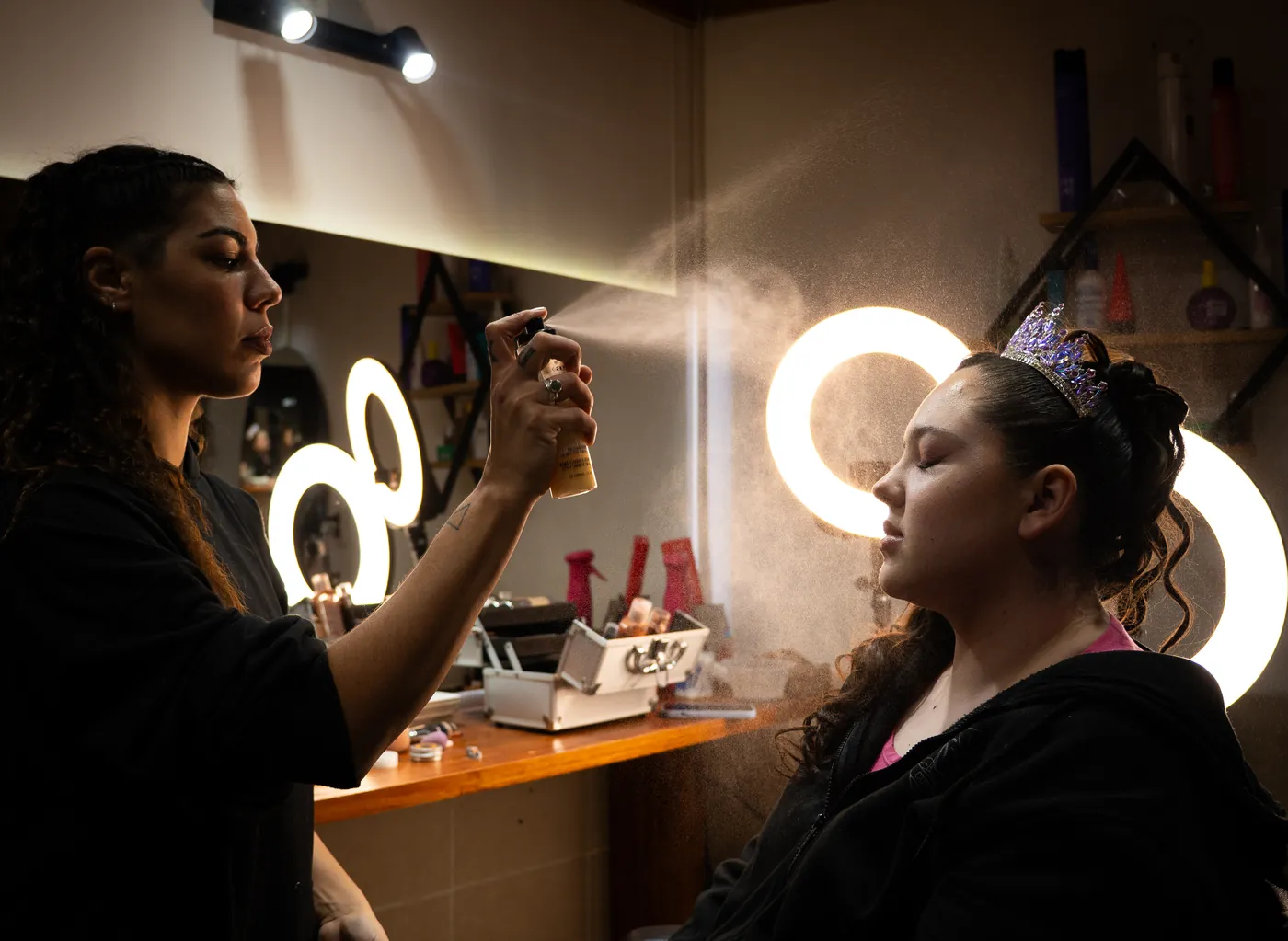 La previa: peinado y maquillaje – fotógrafo de XV años en Villa La Angostura