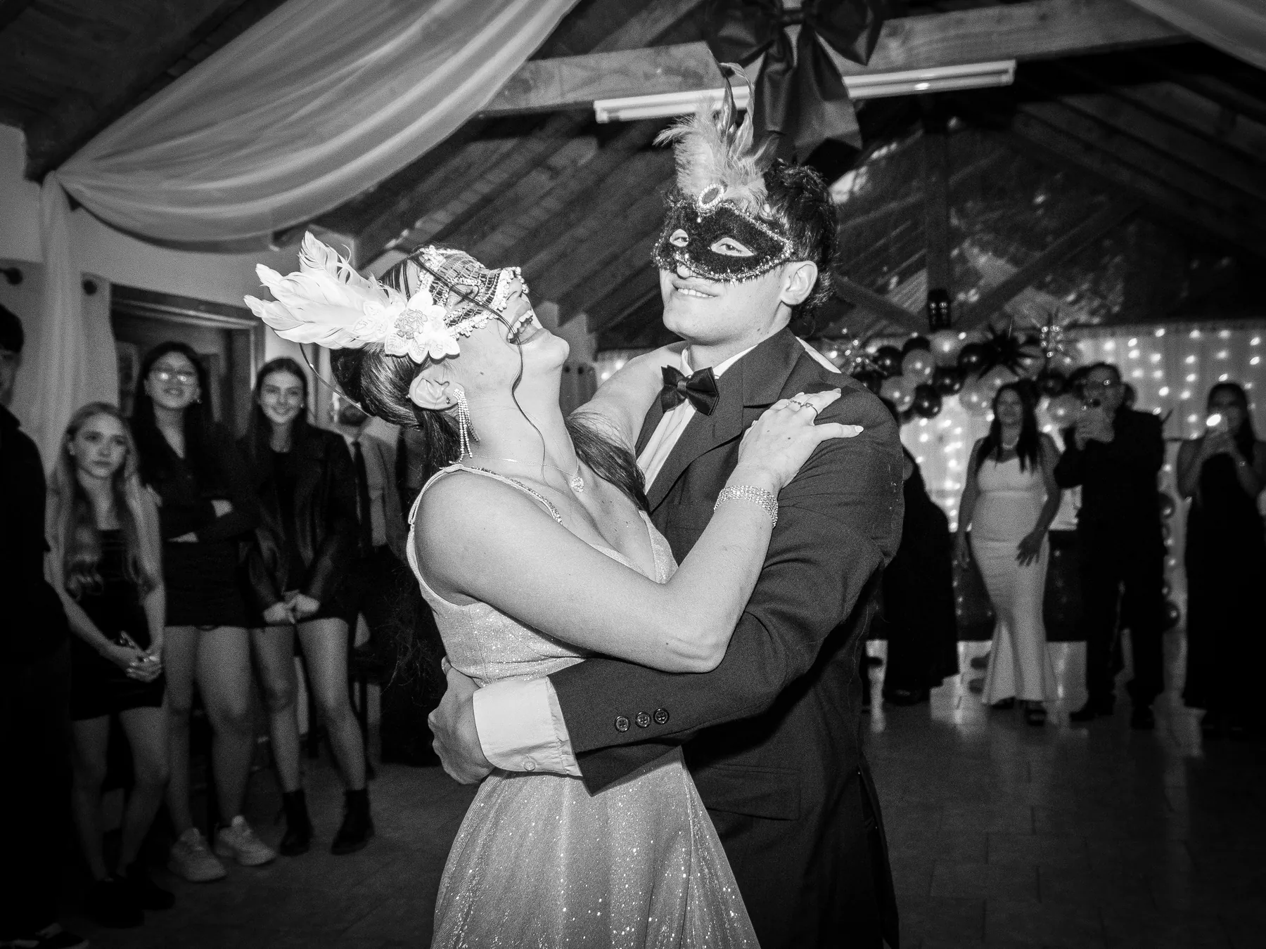 El vals con máscaras – fotógrafo de XV años en Villa La Angostura