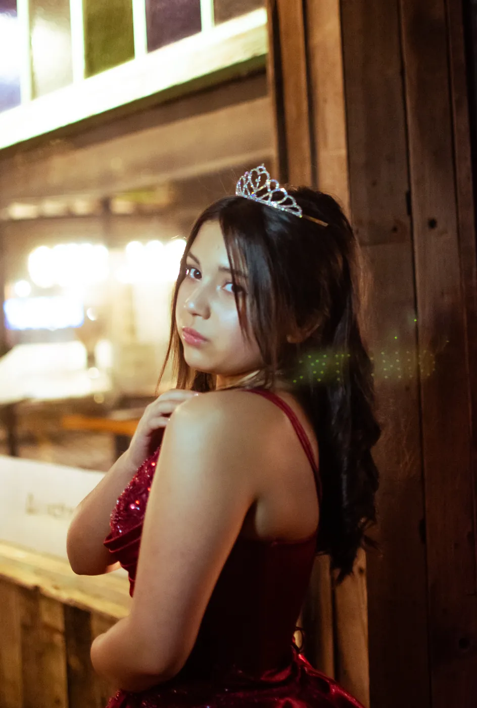 Vestido rojo, luz cálida – fotógrafo de XV años en Villa La Angostura