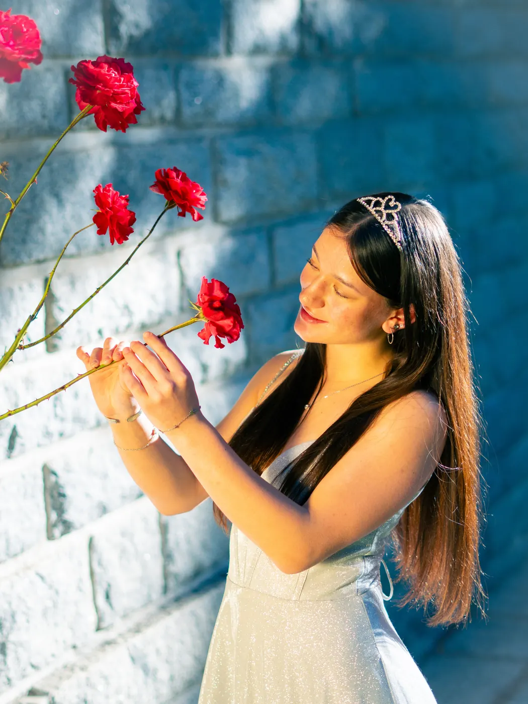 Rosas rojas y luz de tarde – fotógrafo de XV años en Villa La Angostura