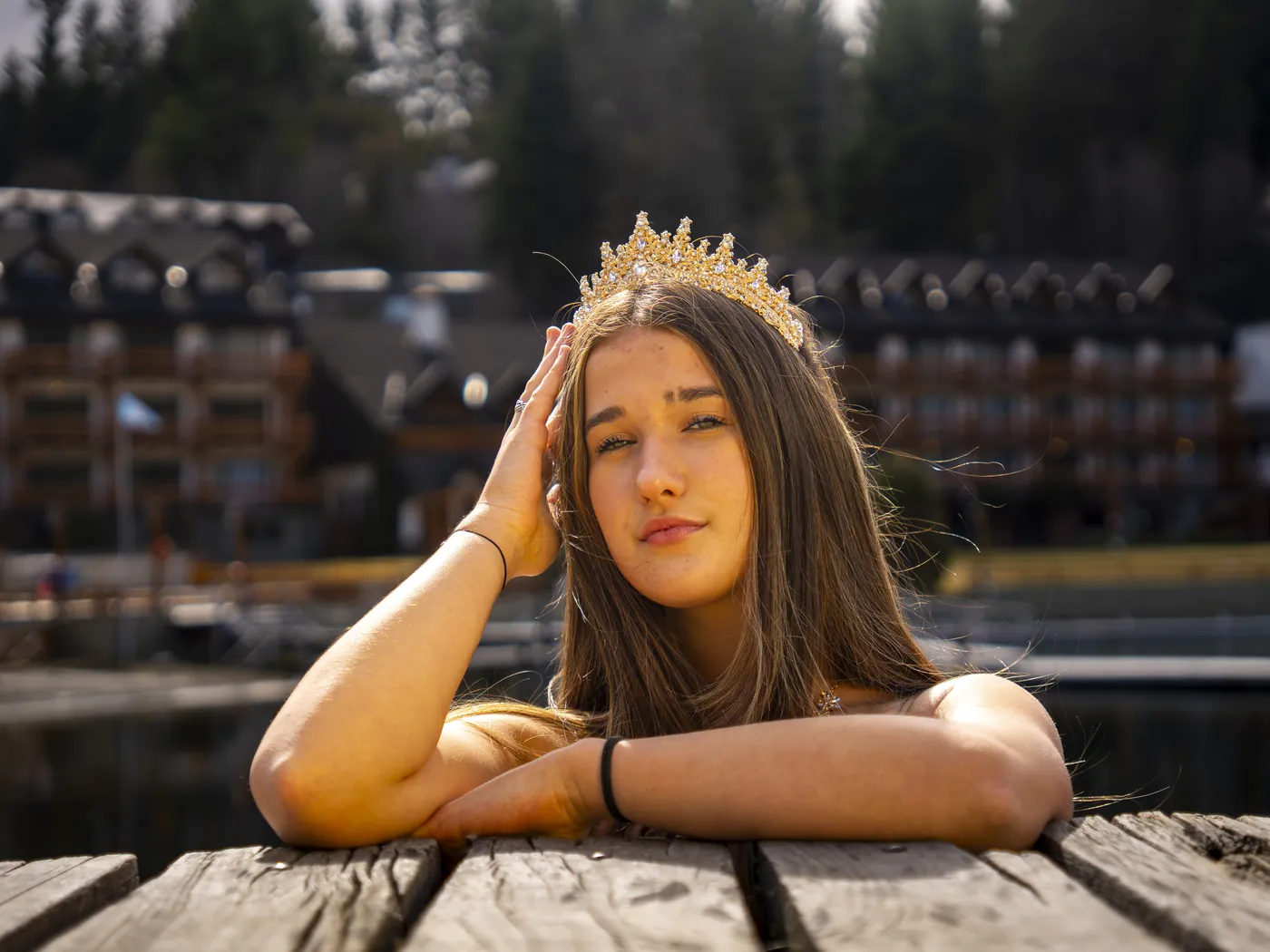 Tiara dorada en el muelle – fotógrafo de XV años en Villa La Angostura