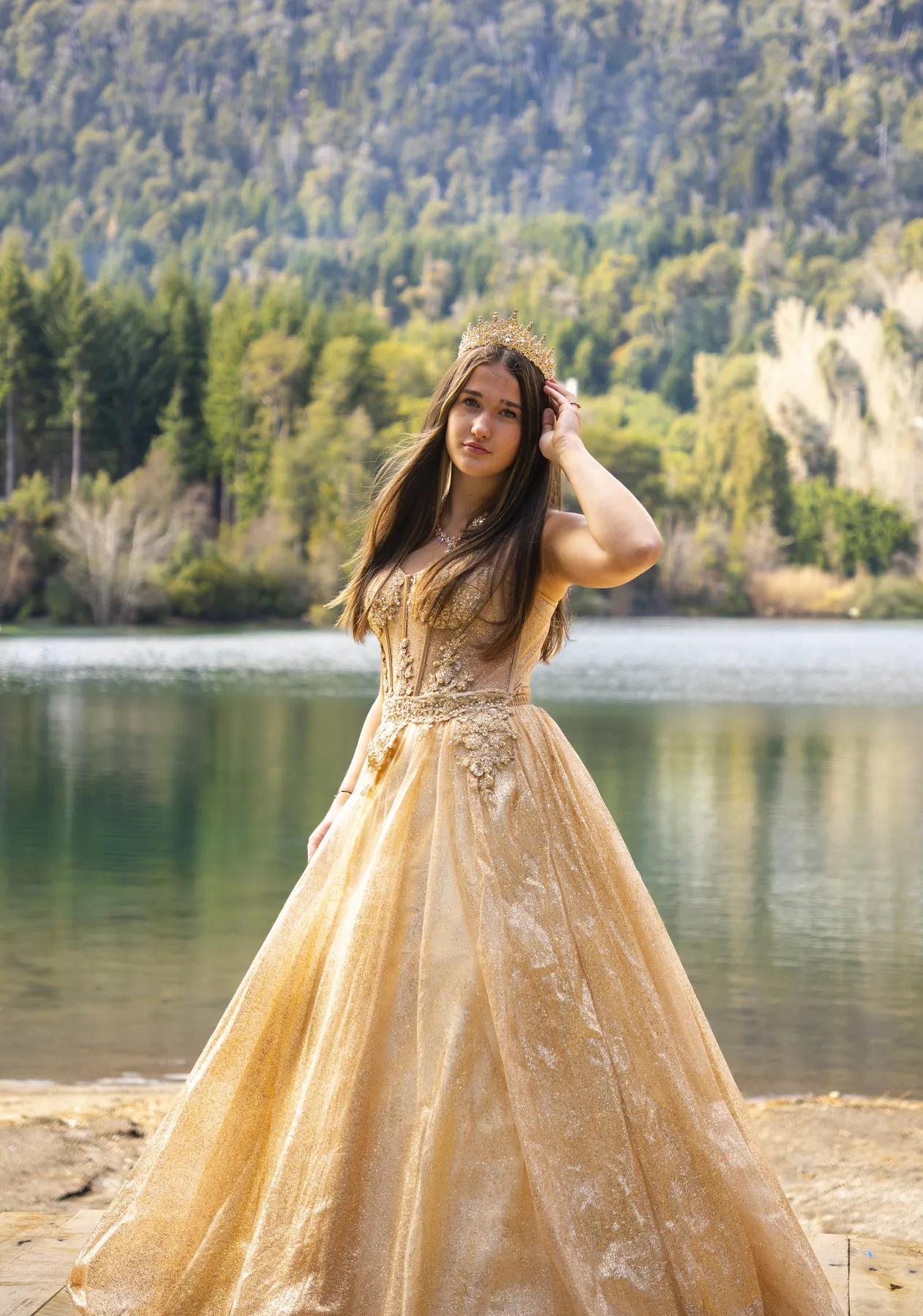 Vestido dorado frente al lago – fotógrafo de XV años en Villa La Angostura